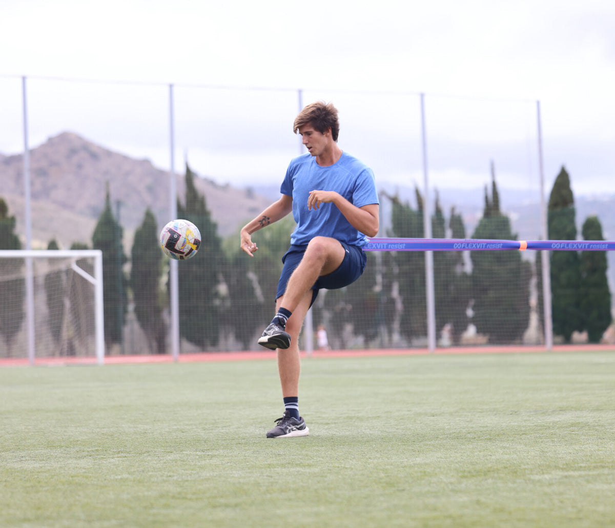 Adduktoren training Fußball hamstring mit Widerstandsbändern trainieren FLEXVIT