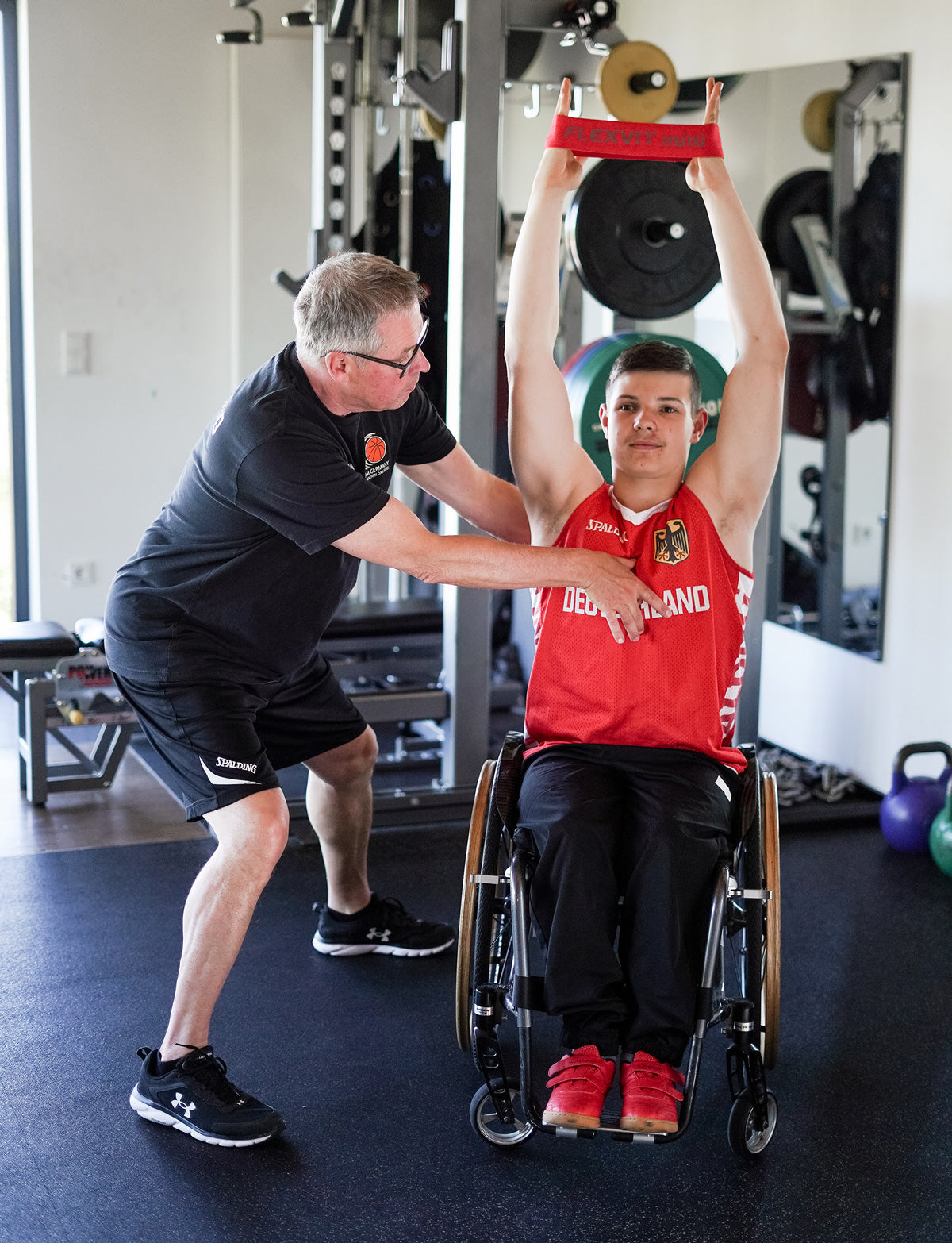 Rollstuhl-Training-mit-Baendern-FLEXVIT